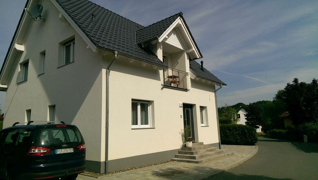 Ferienhaus - Vorderansicht mit kleinen Balkon OG / A3
